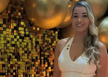 A presidente da Casa da Amizade Suziane Silva na contagem regressiva para o 61º Baile do Havaí. Leia mais na coluna Beth News