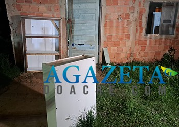 Homem embriagado arromba casa da ex-esposa, quebra móveis e é preso em Rio Branco