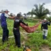 Homem quase tem perna esmagada por tronco durante derrubada no interior do Acre
