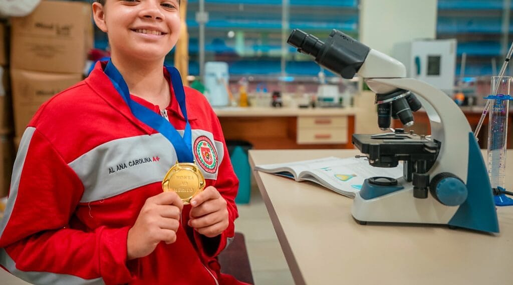 Cursando o 9º ano do fundamental, Ana Carolina conquistou medalha de ouro na Olimpíada Feminina de Química. Foto: Neto Lucena/Secom