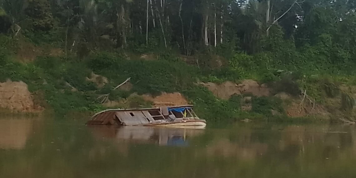 Embarcação naufraga no interior do Acre; veja imagens