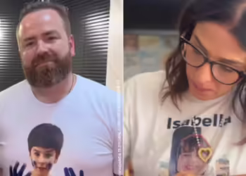 Leniel Borel e Ana Carolina Oliveira com o rosto dos filhos em camisa durante a campanha eleitoral — Foto: Reprodução/Instagram