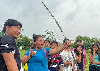 Professor Cileudo ministra aulas práticas na aldeia Morada Nova, em Feijó. Foto: cedida