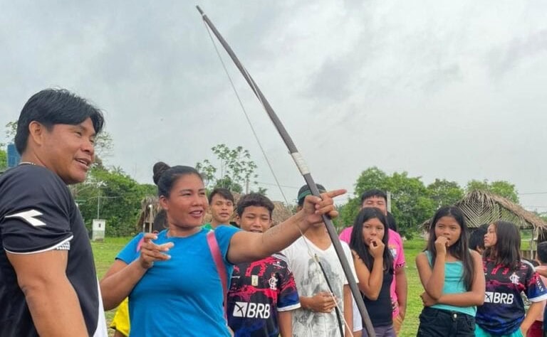 Professor Cileudo ministra aulas práticas na aldeia Morada Nova, em Feijó. Foto: cedida