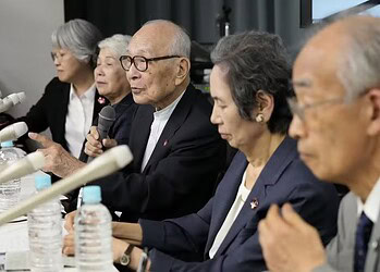 Vencedores do Nobel da Paz em conferência em Tóquio no dia 12 de outubro. — Foto: Hiro Komae/AP