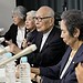Vencedores do Nobel da Paz em conferência em Tóquio no dia 12 de outubro. — Foto: Hiro Komae/AP