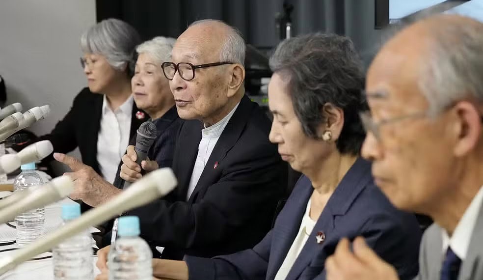 Vencedores do Nobel da Paz em conferência em Tóquio no dia 12 de outubro. — Foto: Hiro Komae/AP