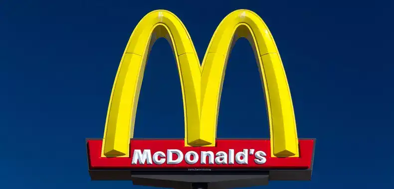 Letreiro da rede de fast-food americana McDonalds – Foto: Reprodução