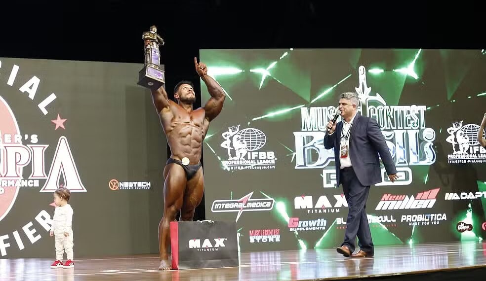 Ramon Dino levanta troféu da Classic Physique no Mr. Olympia Brasil 2024 — Foto: Gustavo Tilio