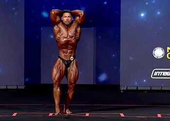 Ramon Dino em apresentação individual nas finais da categoria Classic Physique do Mr. Olympia 2024 — Foto: Reprodução/Olympia TV
