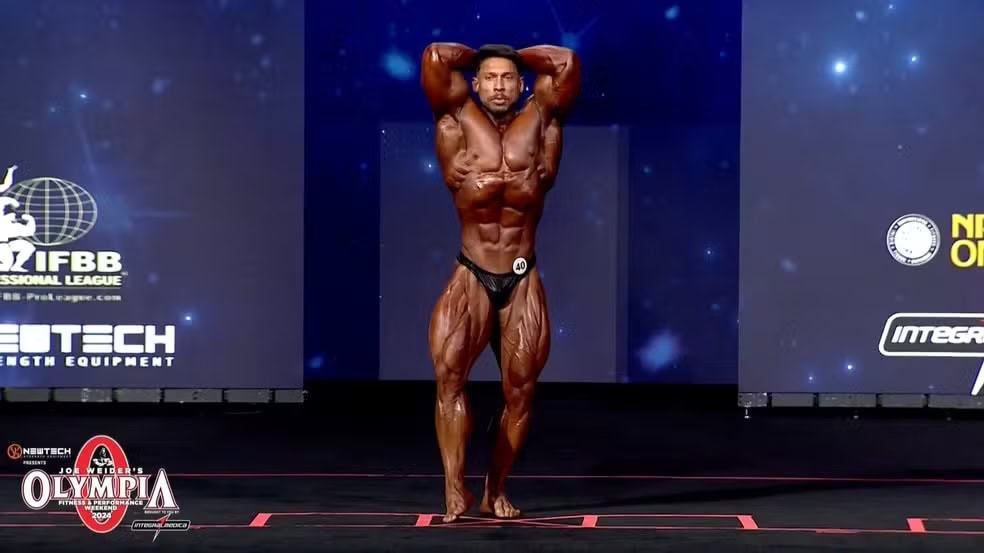 Ramon Dino em apresentação individual nas finais da categoria Classic Physique do Mr. Olympia 2024 — Foto: Reprodução/Olympia TV