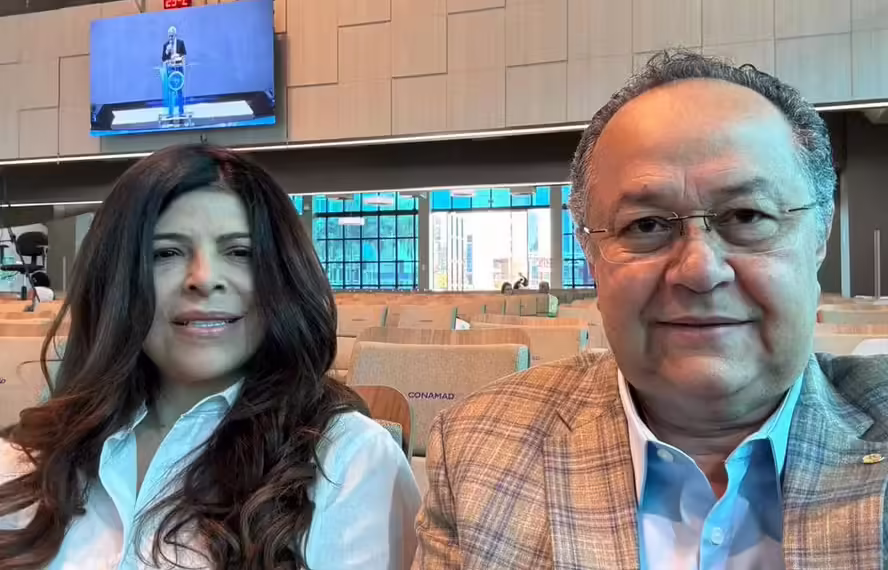 O Casal Antônia Lúcia (Republicanos-AC) e Silas Câmara (Republicanos-AM). (Foto: Reprodução)