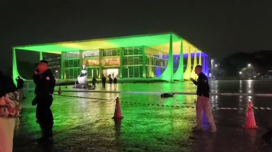 Praça dos Três Poderes é evacuada após explosão Foto: Reprodução