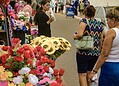 Comércio fica movimentando em frente aos cemitérios