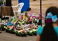 Comércio fica movimentando em frente aos cemitérios