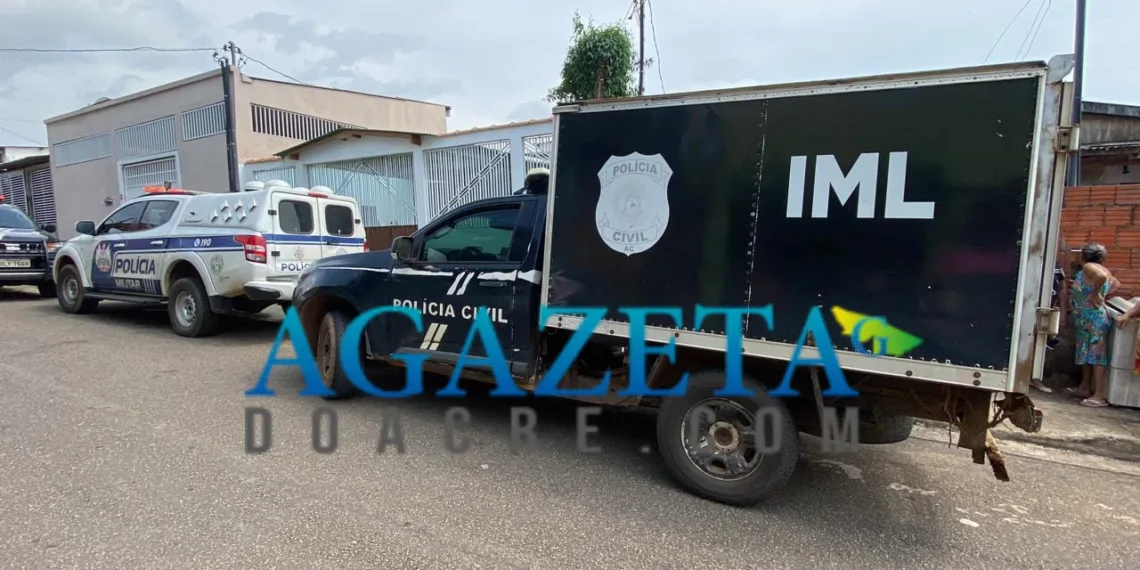 Mulher é encontrada morta a facadas na própria casa