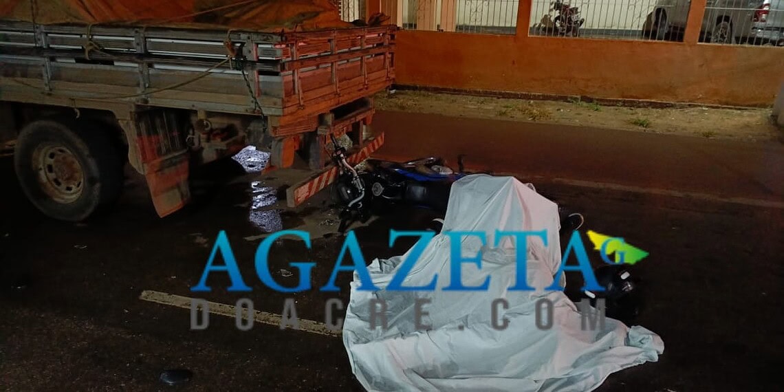 Homem morre após colidir contra caminhão estacionado em Sena Madureira