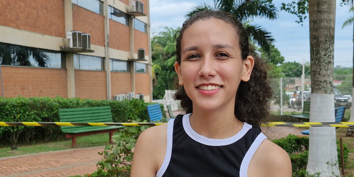 Cássia Augusto está atenta aos possíveis temas da redação. Foto: Juan Vicent Diaz