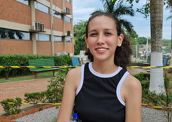 Cássia Augusto está atenta aos possíveis temas da redação. Foto: Juan Vicent Diaz