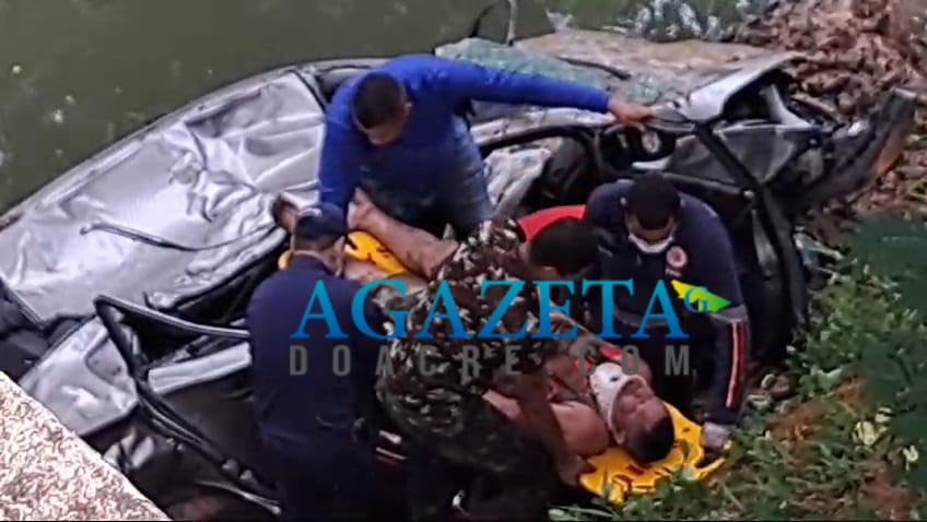 Carro despenca de ponte e deixa motorista ferido em acidente grave na ponte do Rio São Francisco