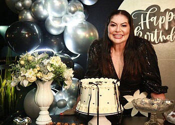 No último dia 31, Roberta Lima festejou seu aniversário no Paris Garden, rodeada da família e amigos. Veja mais na coluna