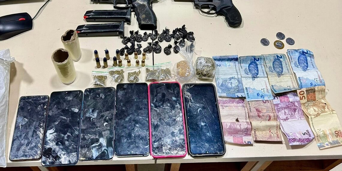 PM desarticula quadrilha e apreende armas, drogas, e motocicleta roubada em operação no Recanto dos Buritis