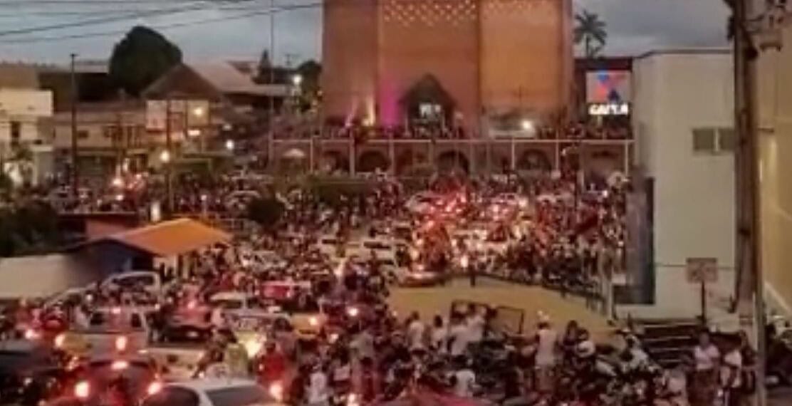 VÍDEO: Torcedores vão às ruas de Cruzeiro do Sul comemorar pentacampeonato do Flamengo