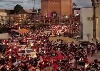 VÍDEO: Torcedores vão às ruas de Cruzeiro do Sul comemorar pentacampeonato do Flamengo