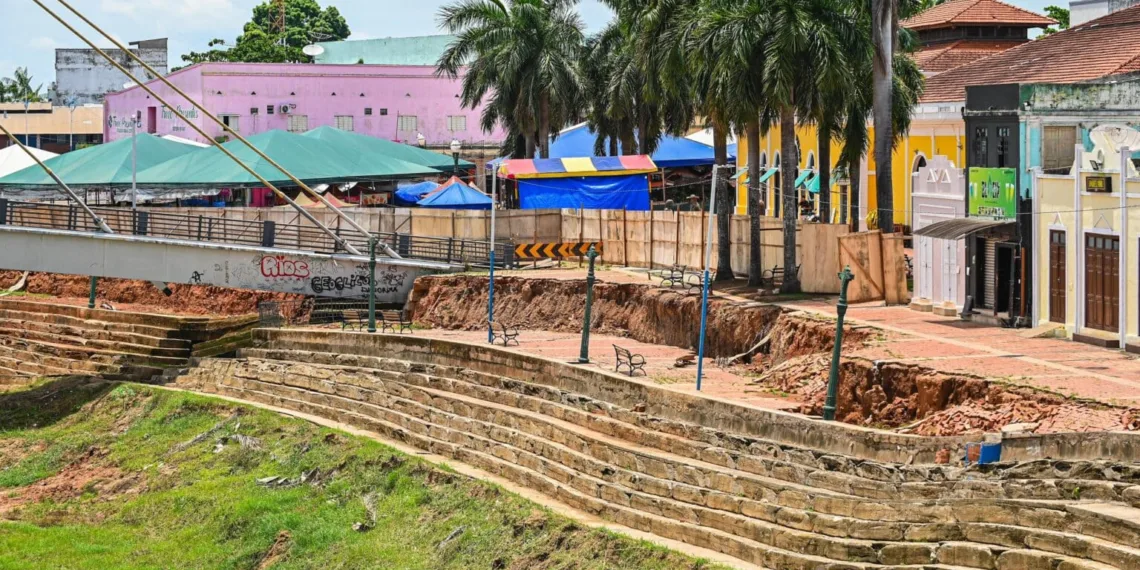 Processo erosivo às margens do Rio Acre acelerou desgaste das estruturas da passarela. Foto: Felipe Freire/Secom