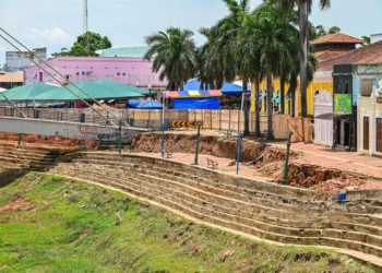 Processo erosivo às margens do Rio Acre acelerou desgaste das estruturas da passarela. Foto: Felipe Freire/Secom