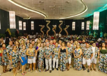 O Rotary Club e Casa da Amizade promoveram o 61º Baile do Havaí com muito sucesso. Veja mais na coluna Beth News