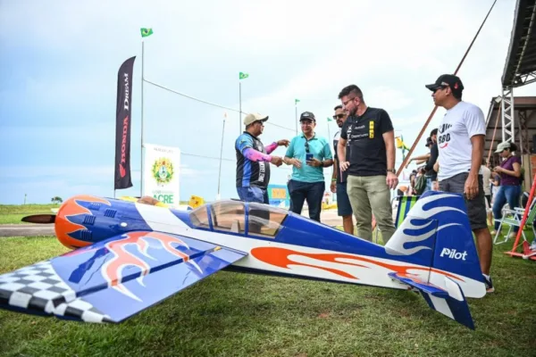 Gladson Cameli marca presença no Encontro Nacional de Aeromodelismo, no Acre