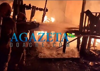 Incêndio destrói residência no Bujari; guarnição age rapidamente para evitar tragédia