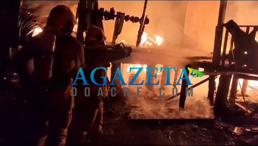 Incêndio destrói residência no Bujari; guarnição age rapidamente para evitar tragédia