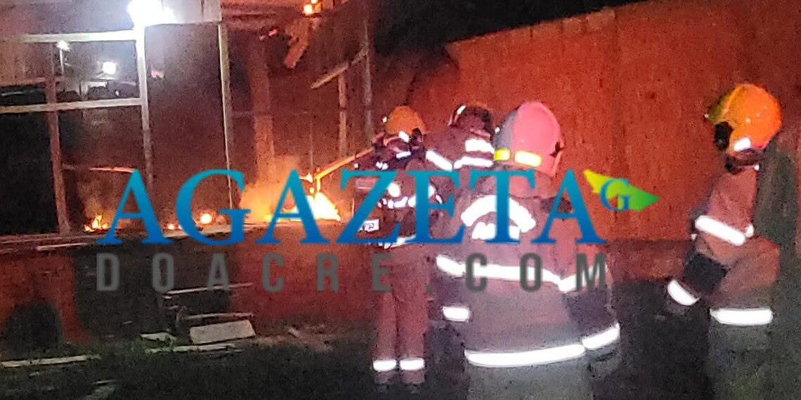 Corpo de Bombeiros combate incêndio em residência no bairro Placas, em Rio Branco