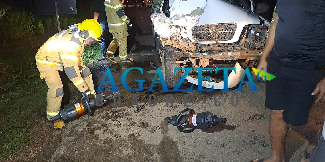 Acidente entre caminhonete e máquina pesada deixa família ferida na BR-364