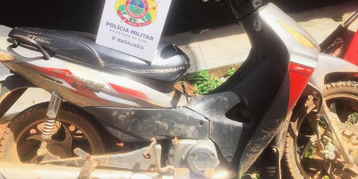PM prende dois foragidos e recupera moto roubada durante operação em Brasiléia