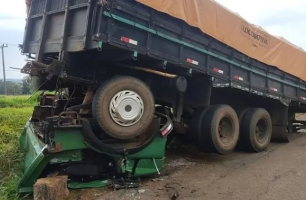 Carroceria de caminhão quebra e motorista é esmagado na cabine