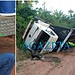 Caminhão tomba em ramal, e motorista morre preso nas ferragens no Acre