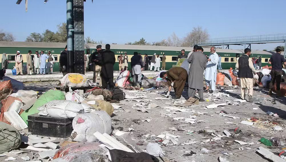 Policiais à paisana examinam escombros após explosão de bomba em estação de trem em Quetta, no Paquistão, 9 de novembro de 2024 — Foto: Naseer Ahmed/Reuters
