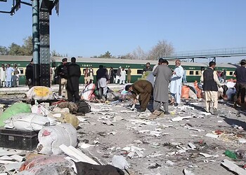 Policiais à paisana examinam escombros após explosão de bomba em estação de trem em Quetta, no Paquistão, 9 de novembro de 2024 — Foto: Naseer Ahmed/Reuters