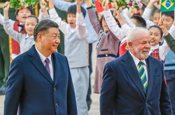 Brasil assina 37 acordos com a China, incluindo cooperação tecnológica
