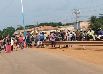 Moradores fecham a BR-364 em protesto em Rio Branco; PRF acompanha movimento