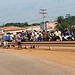 Moradores fecham a BR-364 em protesto em Rio Branco; PRF acompanha movimento