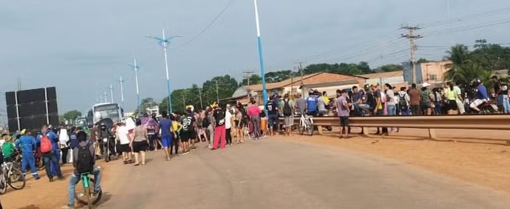 Moradores fecham a BR-364 em protesto em Rio Branco; PRF acompanha movimento