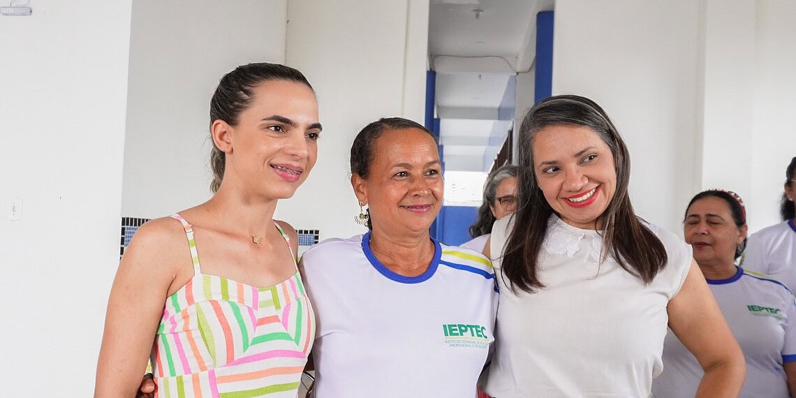 Yolanda Costa da Silva (ao centro) é uma das mulheres beneficiadas com a qualificação profissional no curso de corte e costura. Foto: Bruno Moraes/Sete