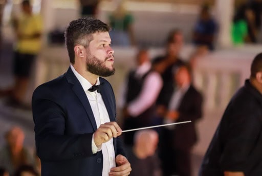 Maestro Afonso Portela na regência da Cantata de Natal em Rio Branco - Foto: Marcos Vicentti/Secom