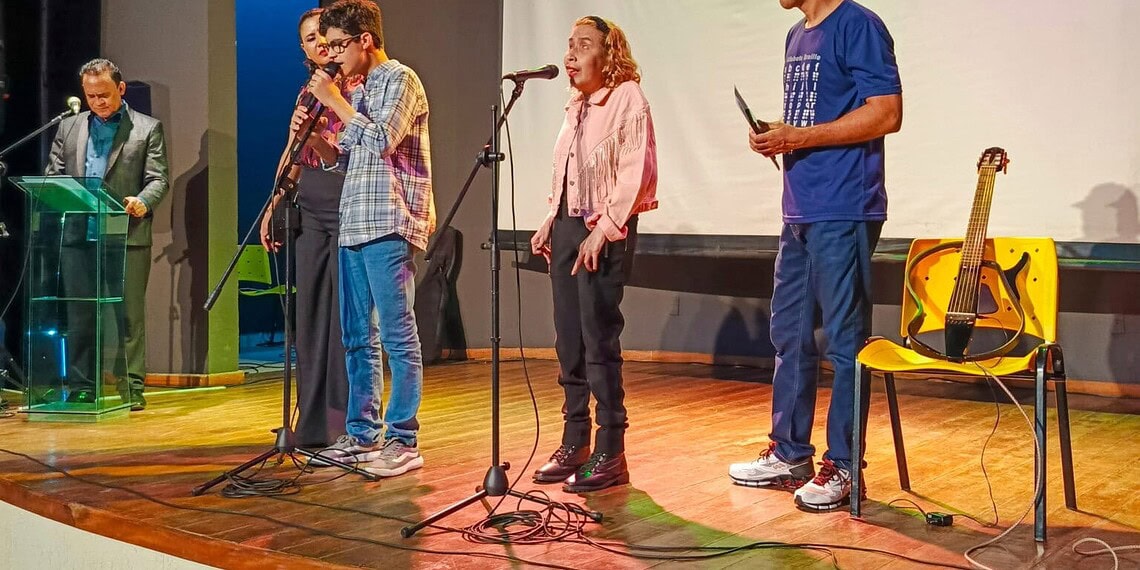 Pedro Marques e Lidiane Mariano cantaram uma música sertaneja. Foto: Dayana Soares