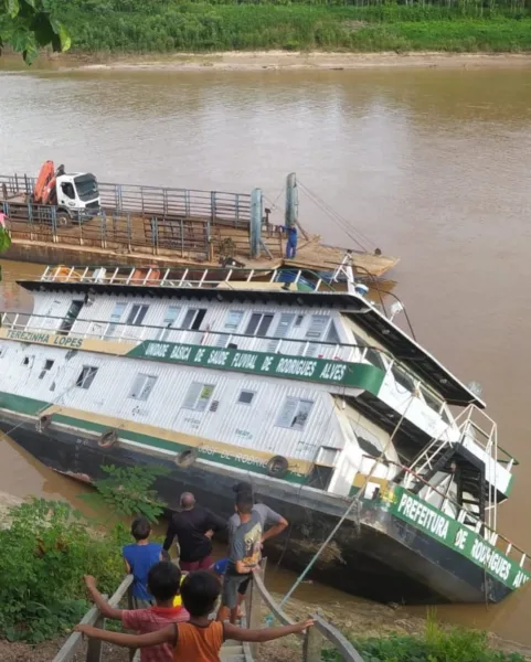 Bombeiros resgatam UBS fluvial parcialmente submersa em Rodrigues Alves; veja imagens