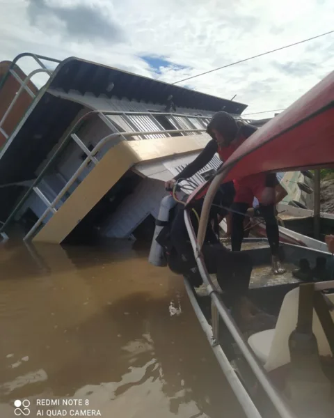 Bombeiros resgatam UBS fluvial parcialmente submersa em Rodrigues Alves; veja imagens